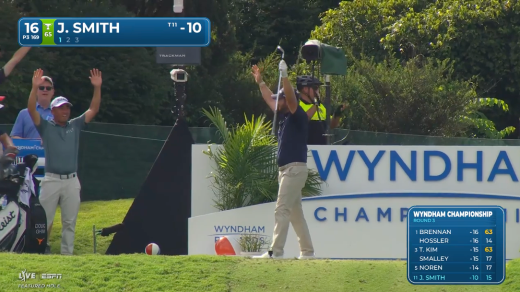Jordan Smith comemorando seu hole-in-one no Wyndham Championship 2026